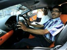 లక్కీ డ్రాలో లాంబోర్గినీ కారు గెలుచుకున్న వ్యాన్ డ్రైవర్