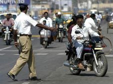 నిబంధనలు ఉల్లంఘించే వారిపై హైదరాబాద్ ట్రాఫిక్ పోలీసుల కొరడా