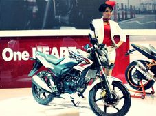 2013 సిబి150ఆర్ స్ట్రీట్‌ఫైర్‌ను ఆవిష్కరించిన హోండా