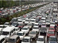 మెట్రో నగరాల్లో నానాటికీ పెరుగుతున్న వాహనాల సంఖ్య