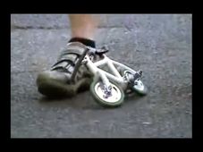 ప్రపంచంలో కెల్లా అతిచిన్న సైకిల్: వీడియో