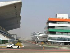 మీ కారుతో ఫార్ములా వన్ రేస్ ట్రాక్‌పై రైడ్ చేయండి