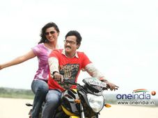 మిస్టర్ పెళ్లికొడుకులో యమహా ఎఫ్‌జెడ్-ఎస్‌పై సునీల్ సవారీ