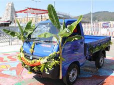 స్వామి వారికి పియాజ్జియో ట్రక్కును సమర్పించిన డీలర్