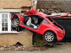 ఆడి టిటి కారుతో ఆశ్చర్యకరమైన కార్ యాక్సిడెంట్