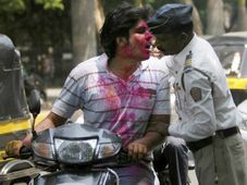 తాగుబోతు డ్రైవర్లను తనిఖీ చేసేది ఇలాగేనా..?