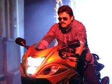 షాడో చిత్రంలో సూపర్‌బైక్‌లపై సందడి చేయనున్న వెంకీ