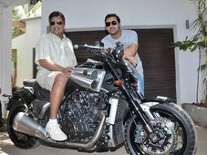 సంజయ్ గుప్తాకు యమహా విమ్యాక్స్‌‌ను కానుకిచ్చిన జాన్ అబ్రహామ్