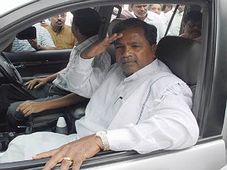 కర్ణాటక మంత్రులకు జాక్‌పాట్; కొత్త టొయోటా ఇన్నోవాలు