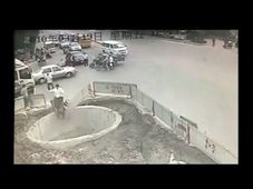 చైనాలో విచిత్రమైన ఫన్నీ బైక్ యాక్సిడెంట్ - వీడియో