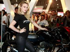 బజాజ్ ఆటో ఛాకన్ ప్లాంటులో సమ్మెకు దిగిన కార్మికులు