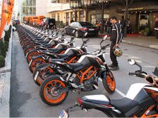 బజాజ్‌లో కొనసాగుతున్న సమ్మె, డ్యూక్ డెలివరీ జాప్యం