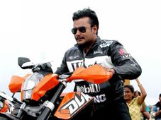 దర్శన్‌కు హ్యార్లీ డేవిడ్‌సన్ క్రూయిజ్ బైక్ కానుక