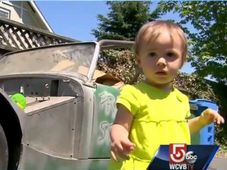 నాన్న స్మార్ట్‌ఫోన్‌తో డొక్కు కారు కొన్న 14 నెలల చిన్నారి