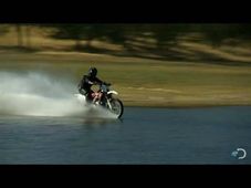 నీటిపై కూడా బైక్ నడిపే వీరులు.. (వీడియో)