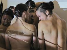 అమ్మాయిలు నగ్నంగా అక్కడ ఏంచేస్తున్నారు?