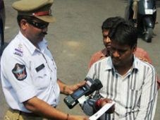 ట్రాఫిక్ రూల్స్: జరిమానా విధించే అధికారం ఎవరికి ఉంది?