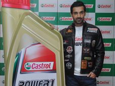 క్యాస్ట్రాల్ పవర్1 ఇంజన్ ఆయిల్‌ను విడుదల చేసిన జాన్ అబ్రహామ్