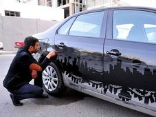 దుమ్ము పట్టిన కార్లపై ఆశ్చర్యకరమైన ఆర్ట్ వర్క్