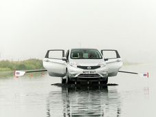 'నిస్సాన్ నోట్ బోట్': నీటిపై తేలియాడేకారు