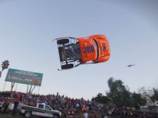 నేటి వీడియో: ట్రక్కుతో 360 డిగ్రీ బ్యారెల్ రోల్ స్టంట్