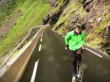 వీడియో: కొండపై నుంచి సైకిల్‌ను వెనక్కు నడిపిన ఘనుడు!