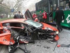 బస్సును ఢీకొట్టిన లాంబోర్గినీ అవెంటేడర్.. అందరూ సేఫ్..