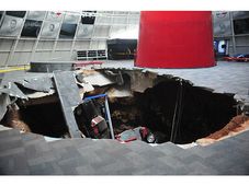 కార్వెట్ మ్యూజియంలో అగాధం; 8 వెలకట్టలేని కార్లు ధ్వంసం