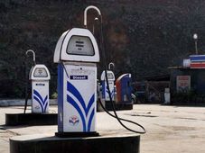 లీటరుపై 60 పైసలు పెరిగిన పెట్రోల్ ధర; డీజిల్‌పై 50 పైసల పెంపు