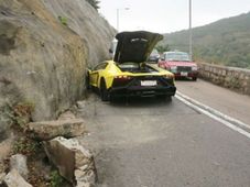 లాంబోర్గినీ అవెంటేడర్ స్పెషల్ ఎడిషన్‌ను క్రాష్ చేసిన డ్రైవర్