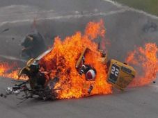 కార్ రేస్‌లో అపశృతి: గోడను ఢీకొట్టిన లాంబోర్గినీ కార్