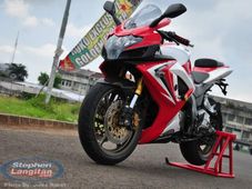 సూపర్‌బైక్ అవతారంలో బజాజ్ పల్సర్ 220 బైక్!