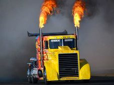 నేటి ఫేస్‌బుక్ వీడియో: జెట్ ఇంజన్ ట్రక్కులతో డ్రాగ్ రేసింగ్!