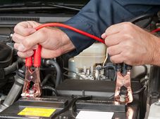 కారు బ్యాటరీ షాక్ కొడితే ఏమౌతుంది..?