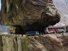 వీడియో: ప్రపంచంలో కెల్లా అత్యంత ప్రమాదకరమైన రోడ్లు