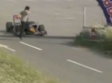 ఫేస్‍‌బుక్ వీడియో: ఫార్ములా వన్ కారు మనిషిని గుద్దితే..