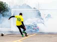 ఫేస్‌బుక్ వీడియో: కెన్ బ్లాక్ vs నేయ్మర్.. కార్ vs ఫుట్‌బాల్