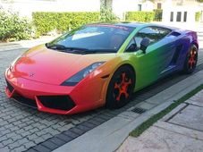 ఇంద్రధనుస్సు రంగులో లాంబోర్గినీ గల్లార్డో!