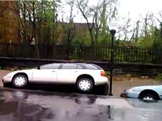 ఫేస్‌బుక్ వీడియో: అనేక కార్లను మింగేసిన రోడ్డు