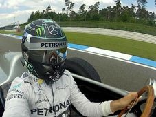 కారు నడుపుతూ సెల్ఫీ తీసుకున్నన రేసర్ నికో రోస్‌బర్గ్