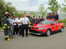 ఫైర్‌ఫైటింగ్ కారును తయారు చేసిన ఫోక్స్‌వ్యాగన్ అకాడెమీ విద్యార్థులు