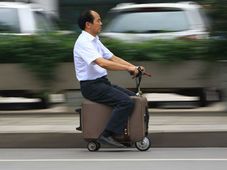 సూట్‌కేస్‌తో స్కూటర్‌ను తయారు చేసిన చైనా వ్యక్తి!