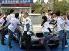 బిఎమ్‌డబ్ల్యూ కోసం 7 గంటలు ఒంటి కాలిపై నిలుచున్న ఘనుడు