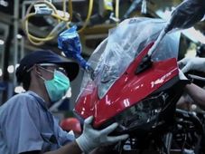 యమహా ఆర్25 మేకింగ్ (అఫీషియల్ వీడియో)