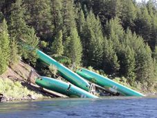 పట్టాలు తప్పిన రైలు, నదిలో పడిన మూడు బోయింగ్ విమానాలు