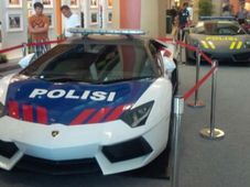 ఇండోనేషియా పోలీసుల కోసం లాంబోర్గినీ సూపర్‌కార్లు