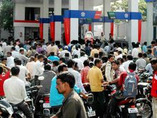 బడ్జెట్ ఎఫెక్ట్: బ్రాండెడ్ పెట్రోల్‌పై లీటరుకు రూ.5 తగ్గింపు