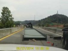 వీడియో: సైడ్ మిర్రర్స్ చూడనందుకు భారీ మూల్యం..