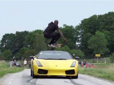 వీడియో: ఎదురుగా వచ్చే సూపర్‌కారుపై నుంచి జంప్!