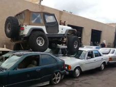 వీడియో: ట్రాఫిక్ జామ్‌ను ఇలా దాటితే..!